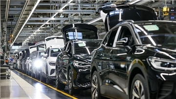 Verschiedene E-Fahrzeuge laufen im Werk von Volkswagen in Zwickau übers Band - besonders beliebt scheinen sie nicht zu sein.