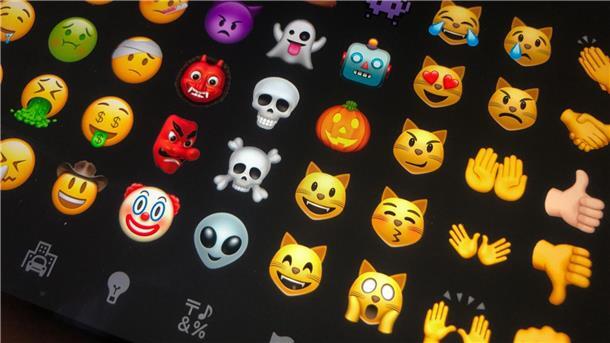Missverständnis um Emoji - Farmer muss 56.500 Euro zahlen Verschiedene Emojis sind auf einem Tablet zu sehen.