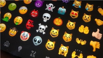 Verschiedene Emojis sind auf einem Tablet zu sehen.