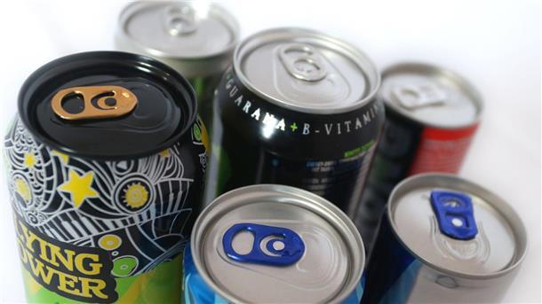 Ministerin unterstützt Altersgrenze für Energydrinks Verschiedene Energy Drinks der Discounter Aldi, Lidl und Edeka.