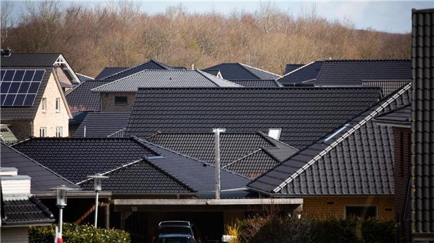 Pool-Bau ohne Absprache? Urteil zum „Beschlusszwang“ Verschiedene Häuser einer Wohnsiedlung mit Einfamilienhäusern und Doppelhäusern in einem Wohngebiet.