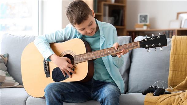 Weser und Stadtleben – Wie Kinder in und um Bremen ihr Potenzial entdecken Junge spielt Gitarre