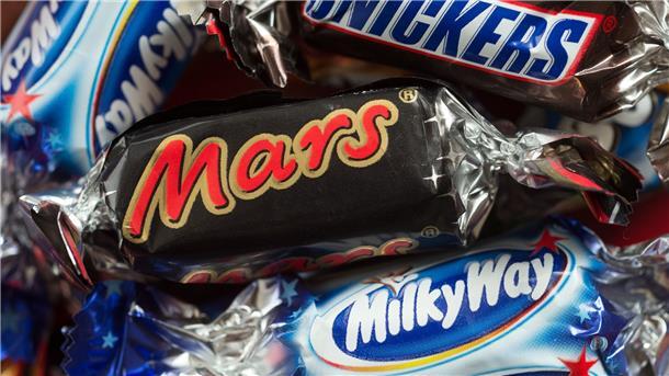 Verschiedene Mars-Schokoriegel liegen bald nicht mehr in den Regalen von Edeka und Rewe. (Archivbild)