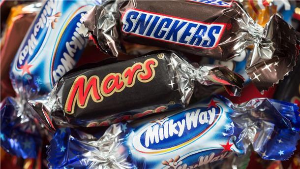 Streit beigelegt: Mars-Produkte wieder bei Edeka und Netto Verschiedene Schokoriegel des Lebensmittelkonzerns Mars liegen auf einem Tisch.