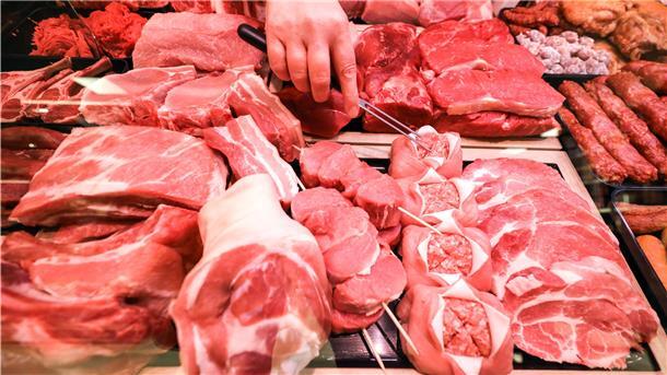 Verschiedene Sorten Schweinefleisch (vorne) und Rindfleisch liegen in einer Fleischtheke in einem Supermarkt.