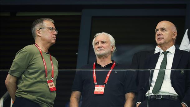 Verspricht einen anderen Auftritt im nächsten Spiel: DFB-Geschäftsführer Andreas Rettig (l).