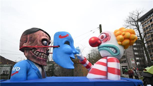 Rosenmontagszüge in Köln, Düsseldorf und Mainz unterwegs Versteckt hinter der blauen Maske: In Düsseldorf gibt es auch einen Wagen zur AfD.