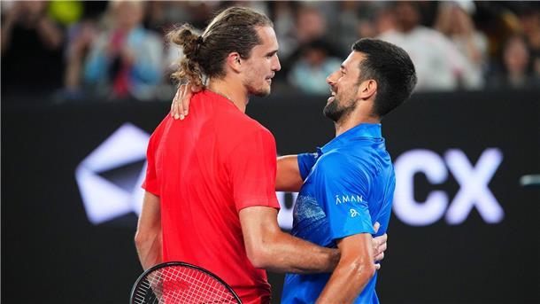 Vor Halbfinal-Showdown: Zverev volksnah, Djokovic taucht ab Verstehen sich gut: Die Tennisstars Alexander Zverev (l) und Novak Djokovic