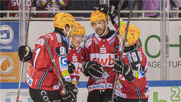Verteidiger Matthew Abt (Mitte) brachte die Fischtown Pinguins im ersten Drittel in Führung.