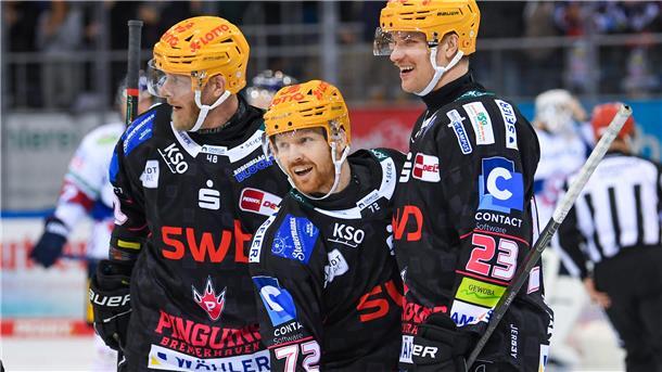 Verteidiger Phillip Bruggisser (Mitte) war der Mann des Abend bei den Fischtown Pinguins. Der Däne packte seine knallharten Schlagschüsse aus und drehte die Partie mit zwei Treffern in Überzahl zu Gunsten der Bremerhavener.