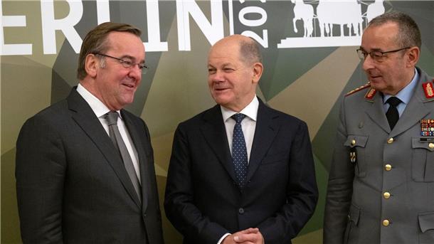 Verteidigungsminister Boris Pistorius, Bundeskanzler Olaf Scholz (beide SPD) und Carsten Breuer, Generalinspekteur der Bundeswehr.