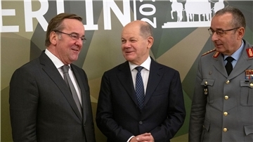 Verteidigungsminister Boris Pistorius, Bundeskanzler Olaf Scholz (beide SPD) und Carsten Breuer, Generalinspekteur der Bundeswehr.