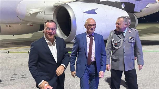 Pistorius besucht Fregatte vor Einsatz im Roten Meer Verteidigungsminister Boris Pistorius (l, SPD) ist auf dem Flughafen Chania in auf der griechischen Insel Kreta angekommen.