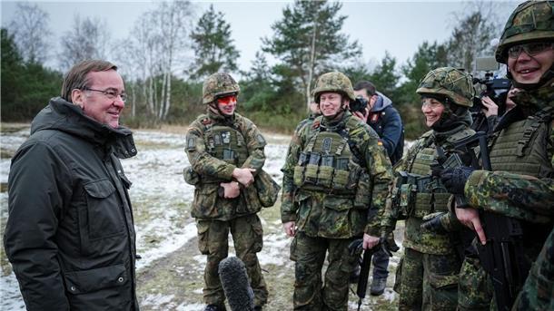 Verteidigungsminister Boris Pistorius mit Soldaten bei seinem Antrittsbesuch bei der Bundeswehr auf dem Truppenübungsplatz Altengrabow.