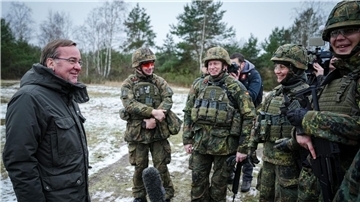 Verteidigungsminister Boris Pistorius mit Soldaten bei seinem Antrittsbesuch bei der Bundeswehr auf dem Truppenübungsplatz Altengrabow.