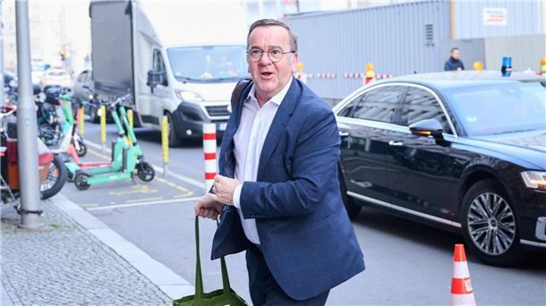 Verfassungsschutz erwartet neue russische Einflussversuche Verteidigungsminister Boris Pistorius (SPD) kommt zur Fortsetzung der Koalitionsverhandlungen mit der Union in die bayerische Landesvertretung.