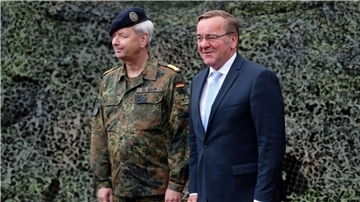 Verteidigungsminister Boris Pistorius steht bei seinem Antrittsbesuchs beim Kommando Cyber- und Informationsraum in Rheinbach neben Vizeadmiral Thomas Daum (l).