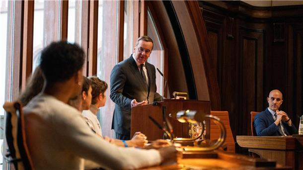 Verteidigungsminister Pistorius erklärt Schülerinnen und Schülern seine Pläne für einen neuen Wehrdienst.