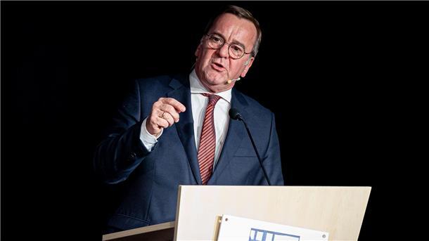 Verteidigungsminister Pistorius fordert Geschlossenheit Verteidigungsminister Pistorius hält die Unterstützung für die Ukraine weiter dringend nötig und wirbt für die Verbesserung der Verteidigungsfähigkeit Deutschland.