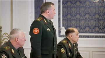 Verteidigungsminister Viktor Chrenin (M) hat die Militärdoktrin von Belarus überarbeitet.