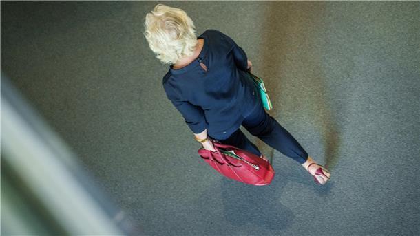 Christine Lambrecht (SPD), Verteidigungsministerin, verlässt den Plenarsaal im Bundestag.