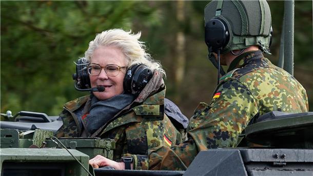 Munition: Lambrecht erhält Ansage aus Finanzministerium Verteidigungsministerin Christine Lambrecht steht wegen der schleppenden Beschaffung von Ausrüstung und Waffen für die Bundeswehr in der Kritik.