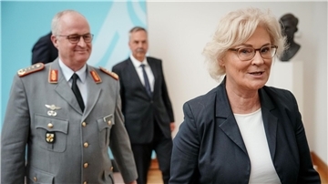 Verteidigungsministerin Christine Lambrecht traf sich in Berlin mit Generalinspekteur  Eberhard Zorn (l) sowie den Chefs von  Krauss-Maffei Wegmann und Rheinmetall, um die Zukunft des Schützenpanzers Puma zu erörtern.