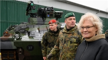 Verteidigungsministerin Christine Lambrecht und Oberstleutnant Thomas Spranger (M) vor einem Schützenpanzer Marder in der Erzgebirgskaserne in Marienberg.