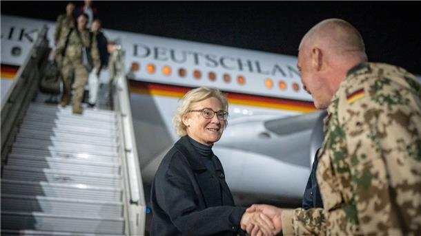 Lambrecht in Westafrika: Besuch bei Soldaten vor Weihnachten Verteidigungsministerin Christine Lambrecht wird am Flughafen von Bamako von Verteidigungsattaché Carsten Boos begrüßt.
