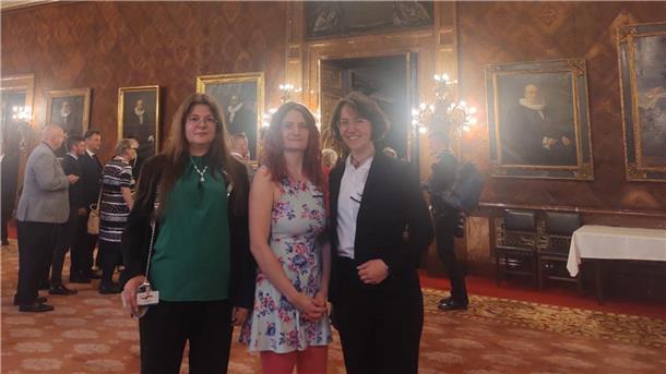 Vertreten Bremerhaven beim Tag der deutschen Einheit: Tina Schöning, Elena Schiller und Leonie Prillwitz im Hamburger Rathaus, wo am Dienstag die Feierlichkeiten für sie zu Ende gingen.