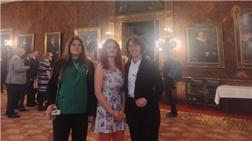 Vertreten Bremerhaven beim Tag der deutschen Einheit: Tina Schöning, Elena Schiller und Leonie Prillwitz im Hamburger Rathaus, wo am Dienstag die Feierlichkeiten für sie zu Ende gingen.