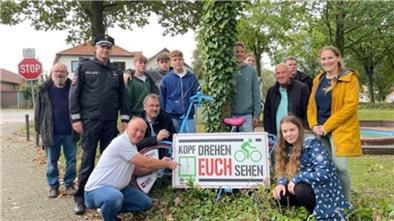 Vertreter der Fahrradinitiative Tarmstedt (FIT), der Verkehrswacht, der Polizei, der Samtgemeinde und der KGS platzierten jetzt das blaue Rad an der Hepstedter Straße in Tarmstedt. 