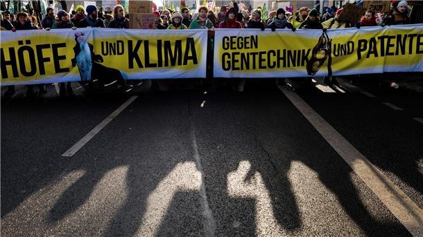 Protest für Agrarwende - Appell für Kampf gegen Hunger Vertreter des Bündnisses „Wir haben es satt!“ übergaben eine Protestnote mit dem Titel „Ungerechtigkeit und Hunger stoppen - bäuerliche Rechte weltweit stärken“ an Agrarminister Cem Özdemir.