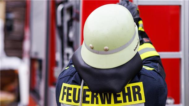 Ein Feuerwehrmann. Vertreter des Stadtfeuerwehrverbands Bremerhaven schlagen Alarm: Die geplante Arbeitszeiterhöhung ohne Ausgleich sei ein Affront gegenüber Einsatzkräften.