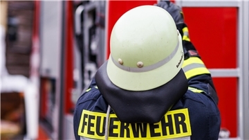Ein Feuerwehrmann. Vertreter des Stadtfeuerwehrverbands Bremerhaven schlagen Alarm: Die geplante Arbeitszeiterhöhung ohne Ausgleich sei ein Affront gegenüber Einsatzkräften.