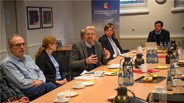Bauernproteste: Mehr als 2000 demonstrieren in Aurich - Scholz: „Galgen sind keine Arguemente“ Vertreter von Bauern und Politik saßen zusammen.