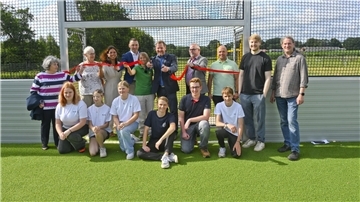 Vertreter von Gemeinderat, Ortsrat, Verwaltung und nicht zuletzt des Jugendrates freuten sich über den neuen Jugendplatz, in dessen Mittelpunkt ein schmuckes Soccer-Feld steht, das mit LEADER-Mitteln gefördert wurde.