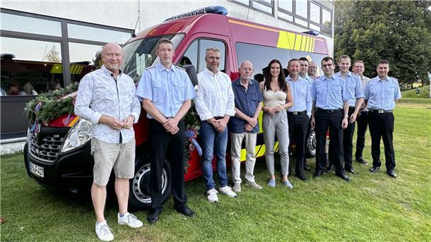 Vertreter von Verwaltung, Politik und Feuerwehr freuen sich über das nun offiziell übergebene Mannschaftstransportfahrzeug (MTF) der Ortsfeuerwehr Iselersheim.