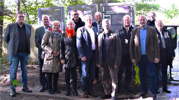 Vertreterinnen und Vertreter der Rotary Clubs aus Brake und Groningen und der Gedenkstätte Esterwegen freuen sich, dass die Stelen nun ihren Platz gefunden haben.