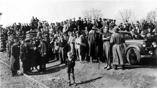 Vertriebene am 30. Juni 1946 nach ihrer Ankunft auf dem Gebiet der späteren Bundesrepublik. Der Güterzug, in dem Manfred Scholz, seine Geschwister und seine Mutter ankommen, hält in Uelzen. Von dort geht es für sie weiter nach Bremervörde und Vierden.