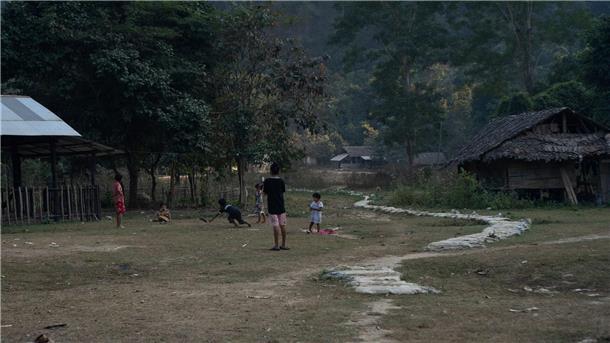 Überleben im Schutz des Dschungels von Myanmar Vertriebene Kinder spielen in dem Camp.