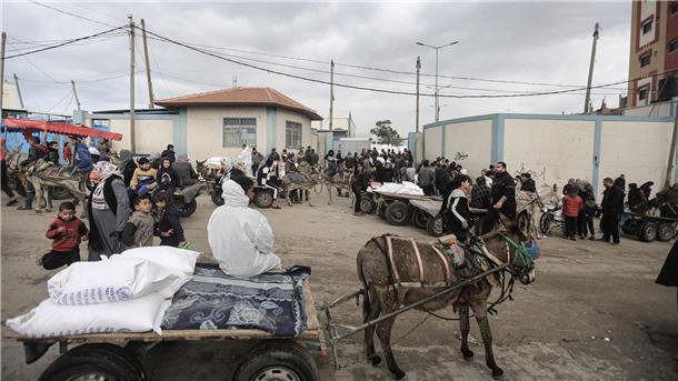 Bericht: UNRWA-Mitarbeiter an Entführung beteiligt Vertriebene Palästinenser erhalten Nahrungsmittel vom UN-Hilfswerk für palästinensische Flüchtlinge (UNRWA).