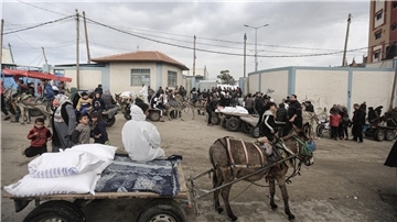 Vertriebene Palästinenser erhalten Nahrungsmittel vom UN-Hilfswerk für palästinensische Flüchtlinge (UNRWA).