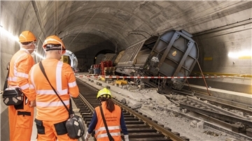 Verunglückte Güterwagen stehen Anfang September am Unfallort im Gotthard-Basistunnel.
