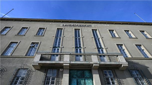 Hundebox-Prozess: 20 Jahre Haft für Mutter des Opfers Verurteilt wurde die Mutter wegen versuchten Mordes, Quälens oder Vernachlässigens unmündiger, jüngerer oder wehrloser Personen sowie wegen Freiheitsentziehung.