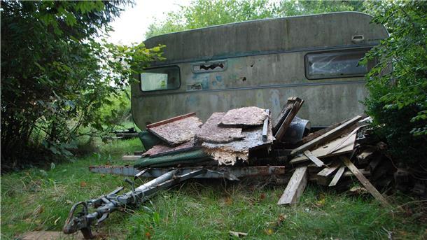 Verwahrloste Wohnwagen auf dem Campingplatz in Bad Bederkesa: Damit soll nun Schluss sein.