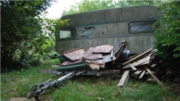 Verwahrloste Wohnwagen auf dem Campingplatz in Bad Bederkesa: Damit soll nun Schluss sein.