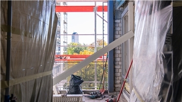 Verwaiste Baustelle? Verlassen Arbeiter schon zur Mittagszeit den Bau, kann das bei Auftraggebern zu Verdruss führen.