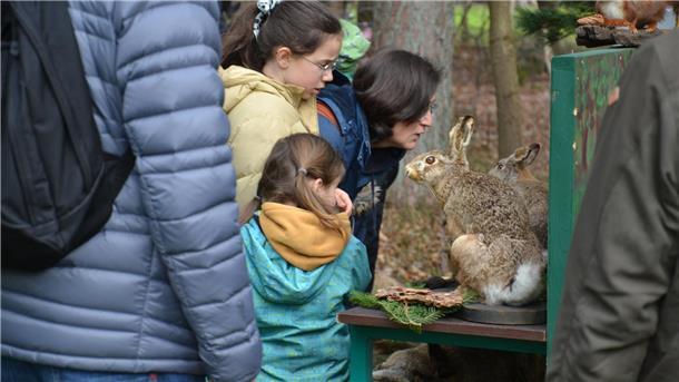 Verwandte von Hanni Hase: Die Jägerschaft Bremervörde war mit dem Naturmobil nach Ostereistedt gekommen.