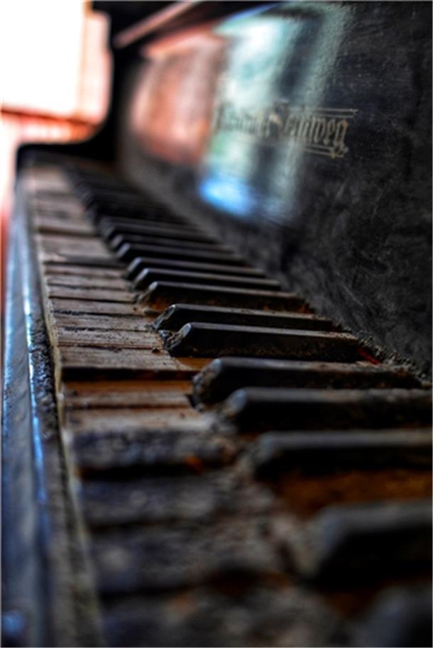 Janka Bahlmann fotografiert „Lost Places“ Verwittert und verstimmt: Detailaufnahme einer Klaviertastatur in einer verlassen Arztvilla in Hessen.